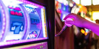 Platform danatoto. menyediakan sportsbook, live dealer, dan slot games
